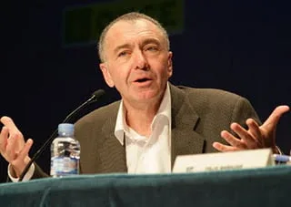 GILLES LIPOVETSKY ESSAYISTE ET PROFESSEUR DE FRANCAIS, AGREGE DE PHILOSOPHIE